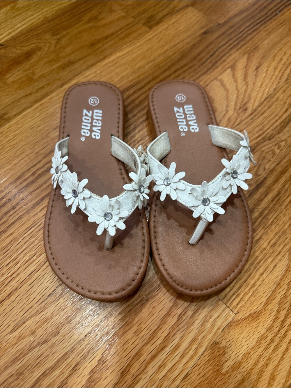 Girls White Floral Thong Sandals (size 1/2)